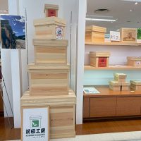 前田工房特設スペースの茶箱タワー