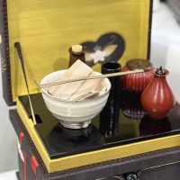 和物の茶箱に茶器セットを飾りしました